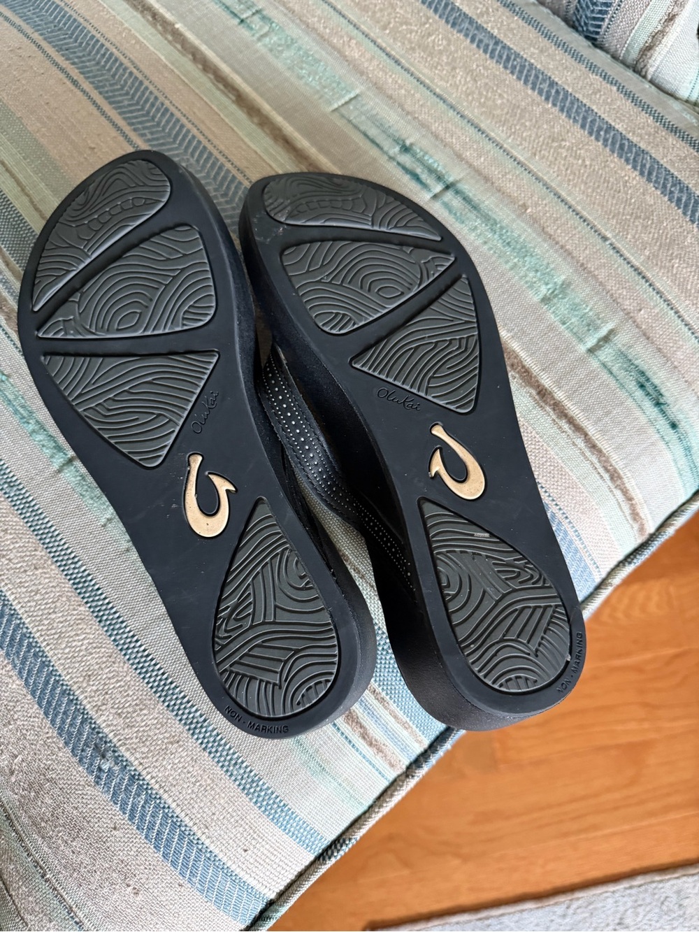 Olukai Ola Black Women's Wedge Thong Sandals - Classic Comfort - Picture 3 of 4
